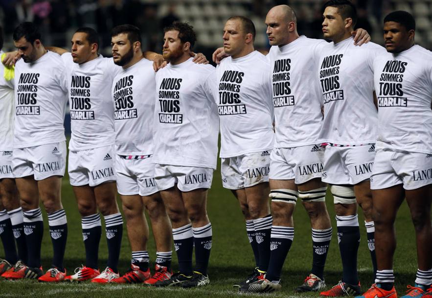 “Nous sommes tous CHARLIE”, recita la maglietta indossata dai giocatori di rugby dello Stade Francais a Parigi. Afp
